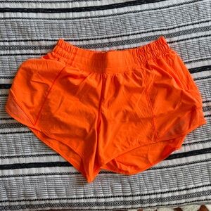 Lululemon Hotty Hot Low-Rise Lined Short 4" size 6